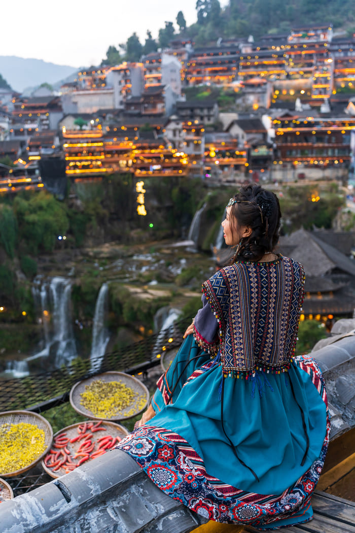 mujer china mirando al paisaje hermoso
